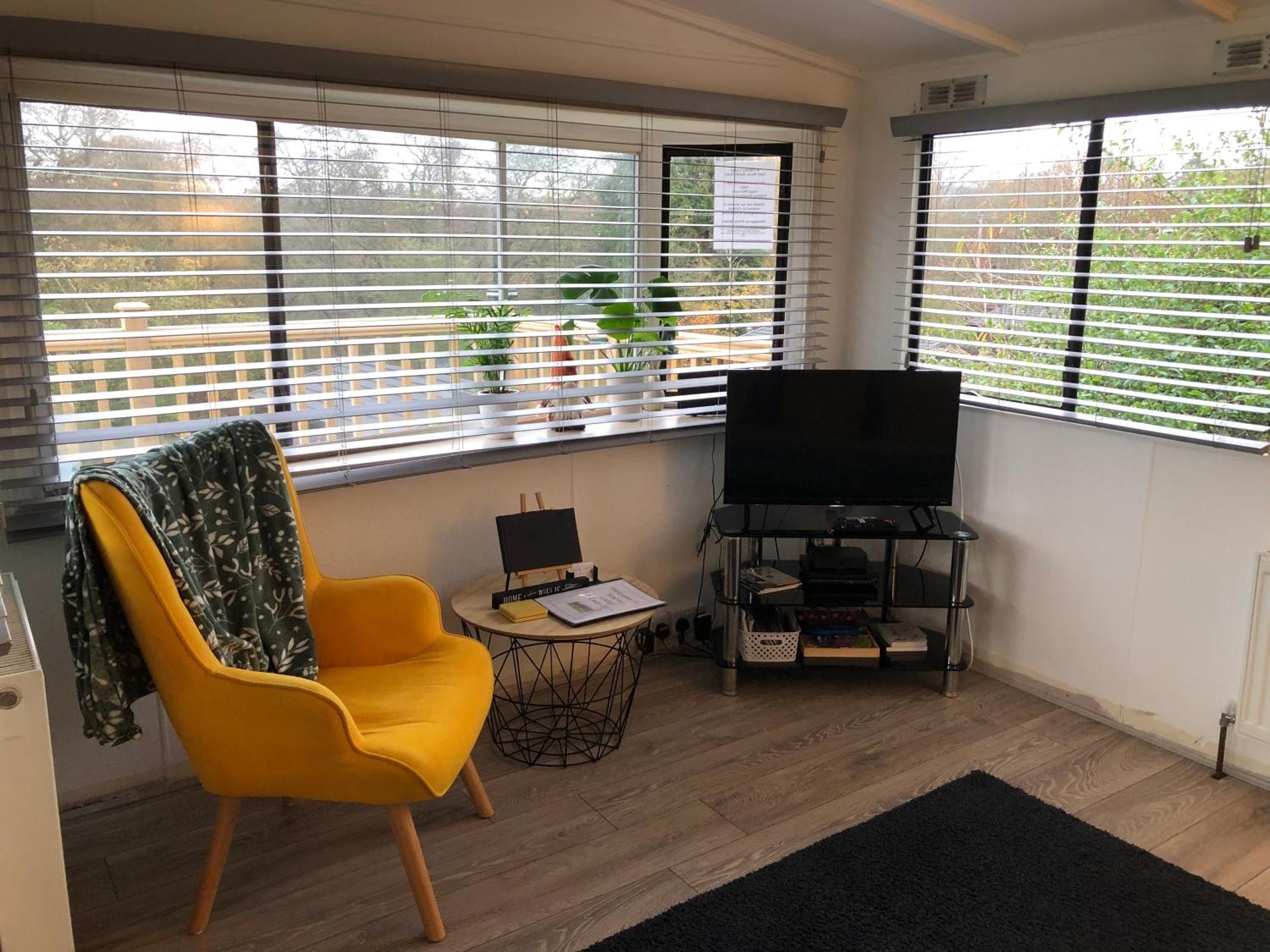 5f Stanley Lodge, Caer Beris, - No Tradesman *